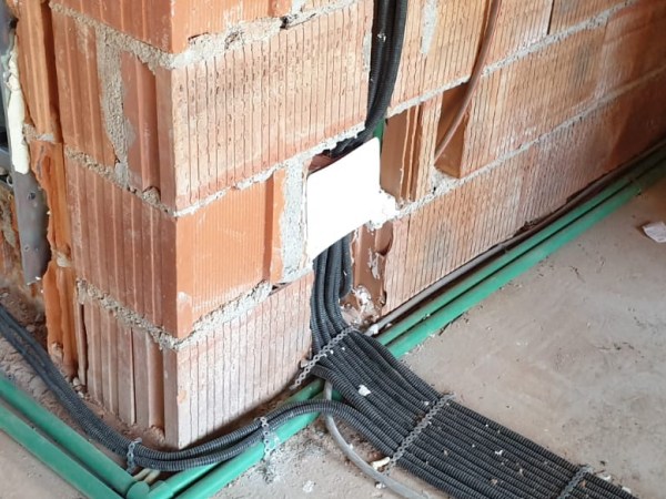 Cabluri, prize si intrerupatoare